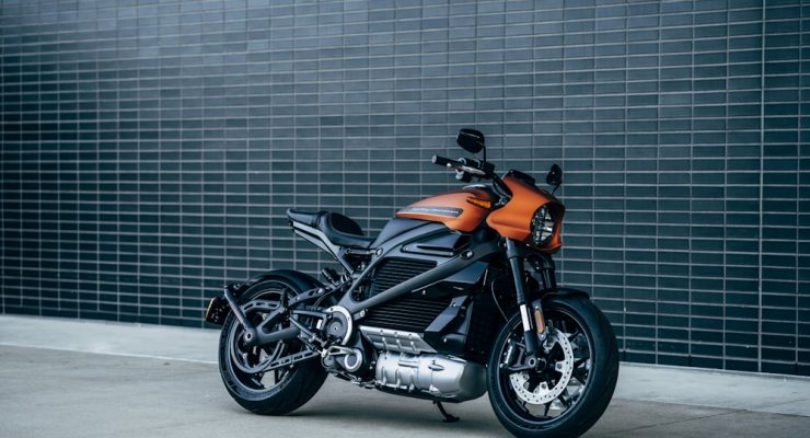 photo-1558981403-c5f9899a28bc